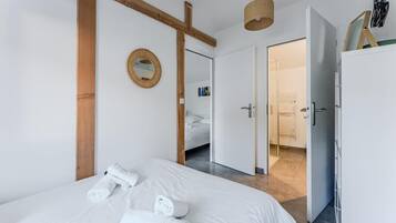 5 bedrooms, desk, iron/ironing board, travel crib