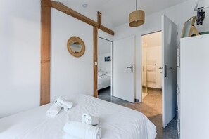 5 Schlafzimmer, Schreibtisch, Bügeleisen/Bügelbrett, Reisekinderbett