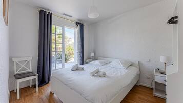 5 chambres, bureau, fer et planche à repasser, lit parapluie