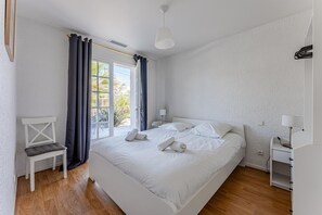 5 slaapkamers, een bureau, een strijkplank/strijkijzer, reisbedje