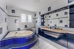 Een douche, een haardroger, een bidet, handdoeken