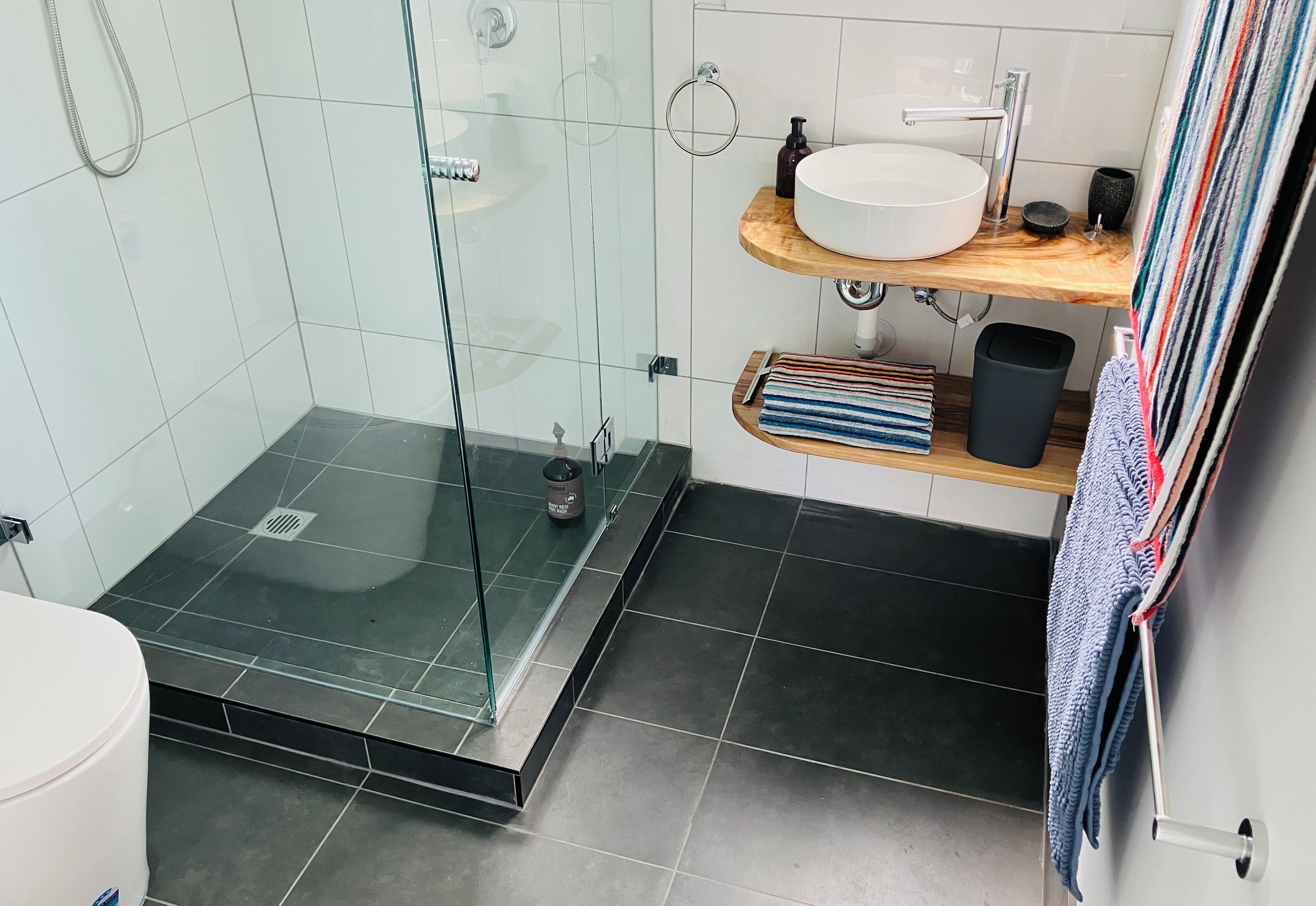 Chuveiro, produtos de toalete biodegradáveis, toalhas de banho, sabonete