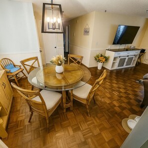 Dining - 2BR 2BA Family & Pet Friendly Retreat minutes from Weeki Wachee (Spring Hill)