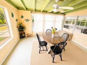 Dining -  2BR 2BA Family & Pet Friendly Retreat minutes from Weeki Wachee (Spring Hill)