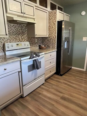 Fridge, microwave, oven, stovetop - 2BR 2BA Family & Pet Friendly Retreat minutes from Weeki Wachee (Spring Hill)