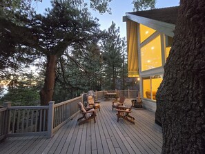 Terrace/patio - Snow Valley:10 min. Easy Drive Up/Down. CLEAN! 1900 sf. Jacuzzi Tubs. Discounts! (Running Springs)