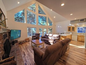 Smart TV, fireplace - Snow Valley:10 min. Easy Drive Up/Down. CLEAN! 1900 sf. Jacuzzi Tubs. Discounts! (Running Springs)