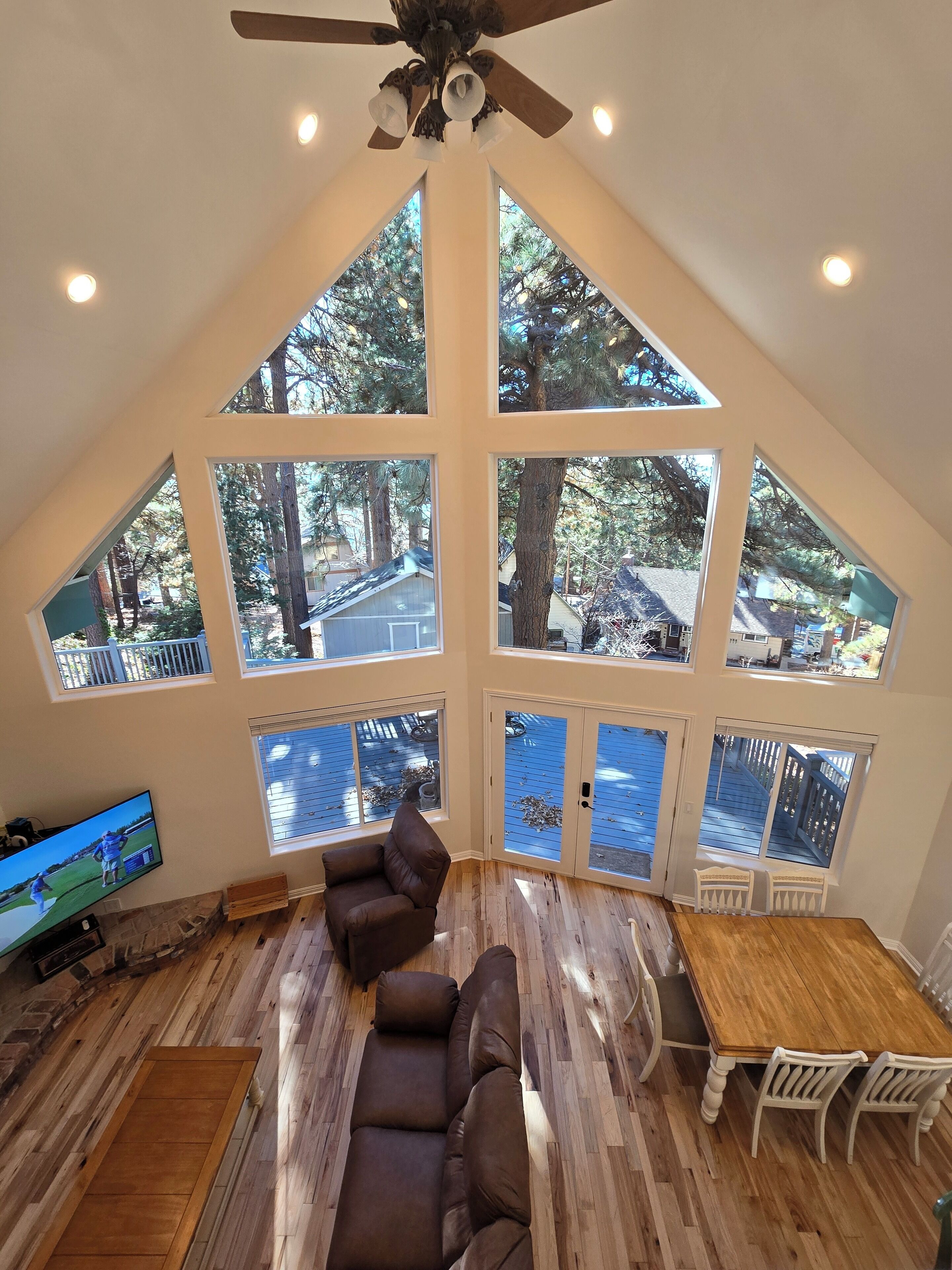 Een smart-tv en een open haard