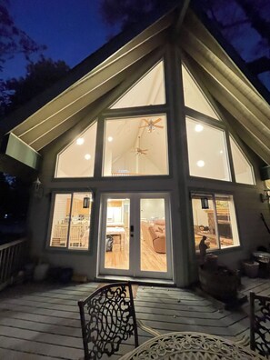 Exterior detail - Snow Valley:10 min. Easy Drive Up/Down. CLEAN! 1900 sf. Jacuzzi Tubs. Discounts! (Running Springs)