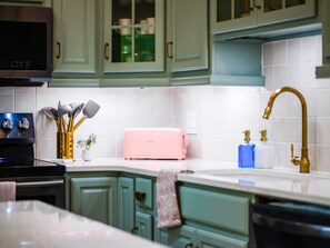 Fridge, microwave, oven, stovetop - Pool - Hot Tub - Sleeps 10 - Vermilion (Vermilion)
