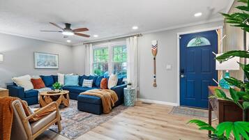 Smart TV, videogames, pebolim, mesa de pingue-pongue