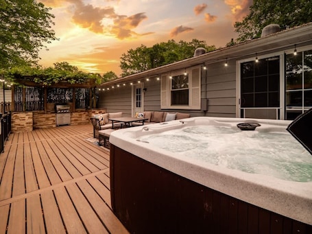 Terrace/patio. Pool - Hot Tub - Sleeps 10 - Vermilion
