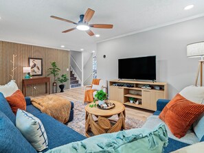 Smart-TV, Videospiele, Tischfußball, Tischtennisplatte