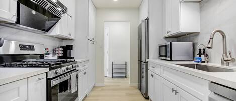 Refrigerador, microondas, horno y parrilla de estufa