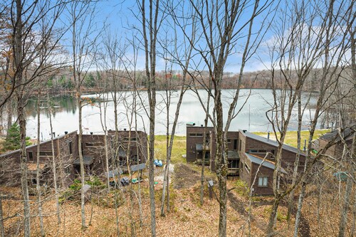 Cozy and Recently Updated Lakefront Home in Serene Gaylord