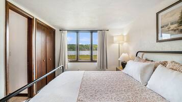 3 dormitoris, planxa i posts de planxar i un bressol de viatge