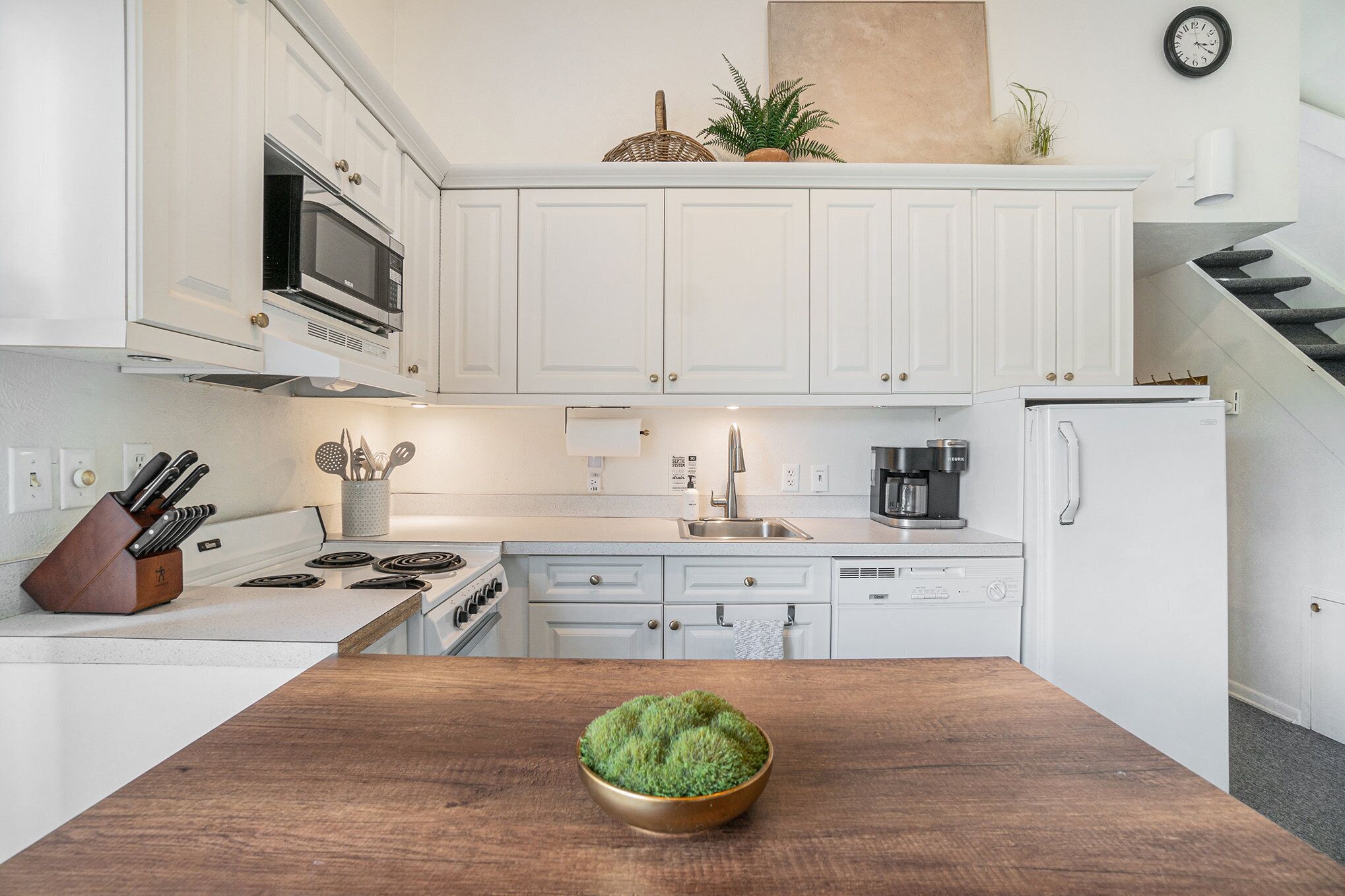 Frigorífico, microondas, horno y placa de cocina