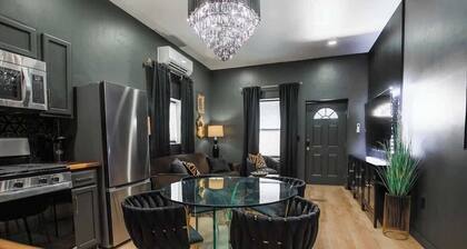 "Speakeasy Suite" @ ArnoTriplex+Close to Dowtown+Pet Friendly!