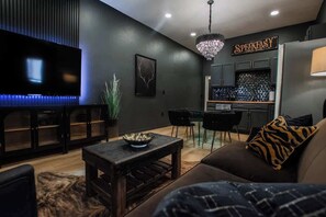 Smart TV - "Speakeasy Suite" @ ArnoTriplex! (Albuquerque)