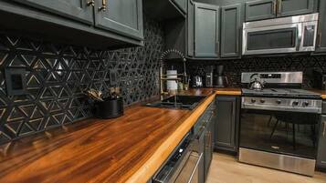 Fridge, microwave, stovetop, dishwasher