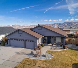 Exterior - Spacious 5-bedroom house steps away from Mt. Rose & Lake Tahoe in charming Reno! (Reno)