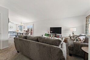 TV connectée, baby-foot, table de tennis de table, livres