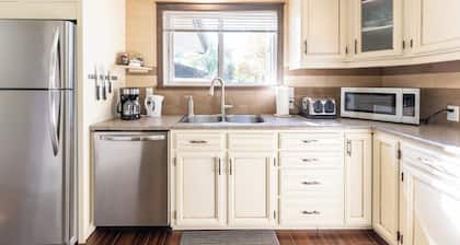 5 Bedrooms | Sleeps 12 | 2 Suites | Free Parking | Pet Friendly