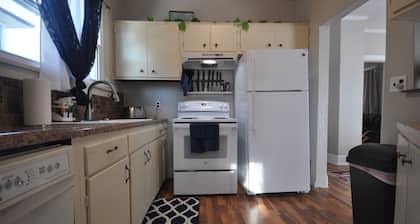 Comfy Rustic Retreat 2 blocks from Mayo Hospital and Bethany College.
