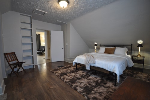 Comfy Rustic Retreat 2 blocks from Mayo Hospital and Bethany College.