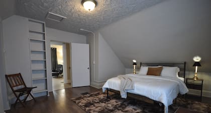 Comfy Rustic Retreat 2 blocks from Mayo Hospital and Bethany College.