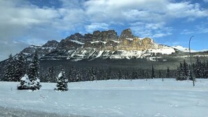 Un paysage montagneux enneigé, sous un ciel dégagé.