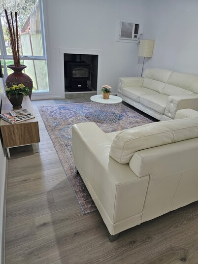 Farm cottage in 2.3 acres. Fully renovated for your comfort. 