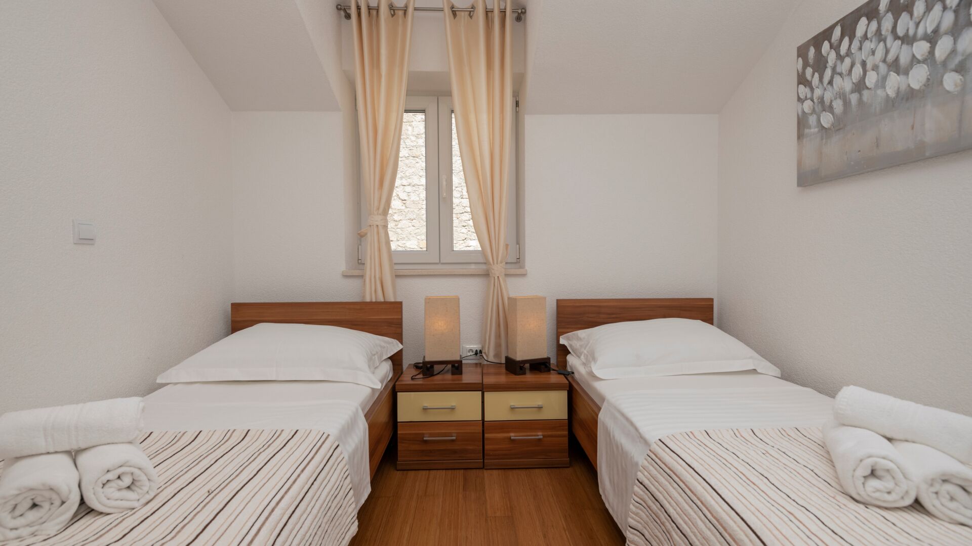 5 bedrooms, iron/ironing board, free WiFi, bed sheets