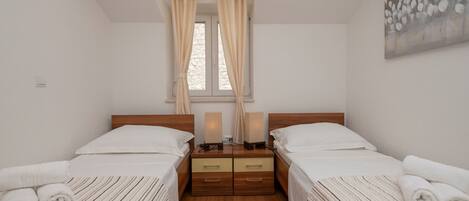 5 bedrooms, iron/ironing board, free WiFi, bed sheets