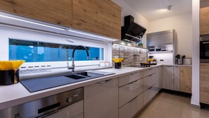 Kühlschrank, Mikrowelle, Ofen, Geschirrspüler