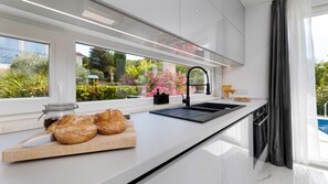 Réfrigérateur, four à micro-ondes, un four, lave-vaisselle