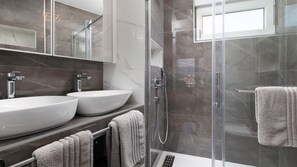 Dusche, Haartrockner, Handtücher