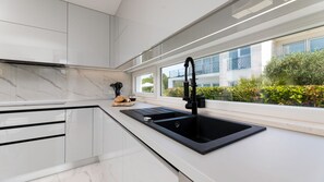Een koelkast, een microgolfoven, een oven, een vaatwasser