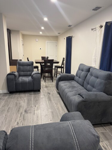 NEW Charming One Room Studio w/ Pool Wi-Fi, walking distance to beach & shopping