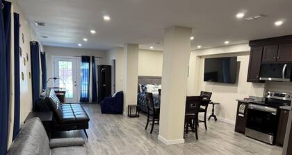 NEW Charming One Room Studio w/ Pool Wi-Fi, walking distance to beach & shopping