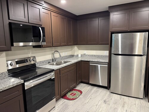 NEW Charming One Room Studio w/ Pool Wi-Fi, walking distance to beach & shopping