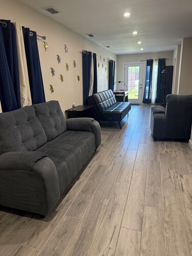 NEW Charming One Room Studio w/ Pool Wi-Fi, walking distance to beach & shopping