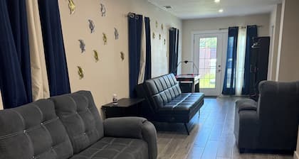 NEW Charming One Room Studio w/ Pool Wi-Fi, walking distance to beach & shopping