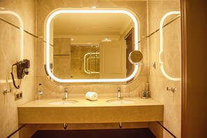 Deluxe Single Room, Pool View | Bathroom