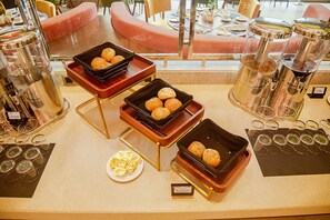 Café da manhã com buffet grátis todos os dias