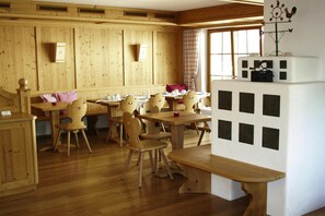 Deluxe House, 6 Bedrooms | Living room - Holiday Home, Fiss (Fiss)