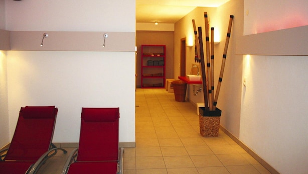 A hallway with two red chairs, a sink, and a bamboo stick rack. - Holiday Home, Fiss (Fiss)