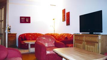 Deluxe House, 6 Bedrooms | Living room