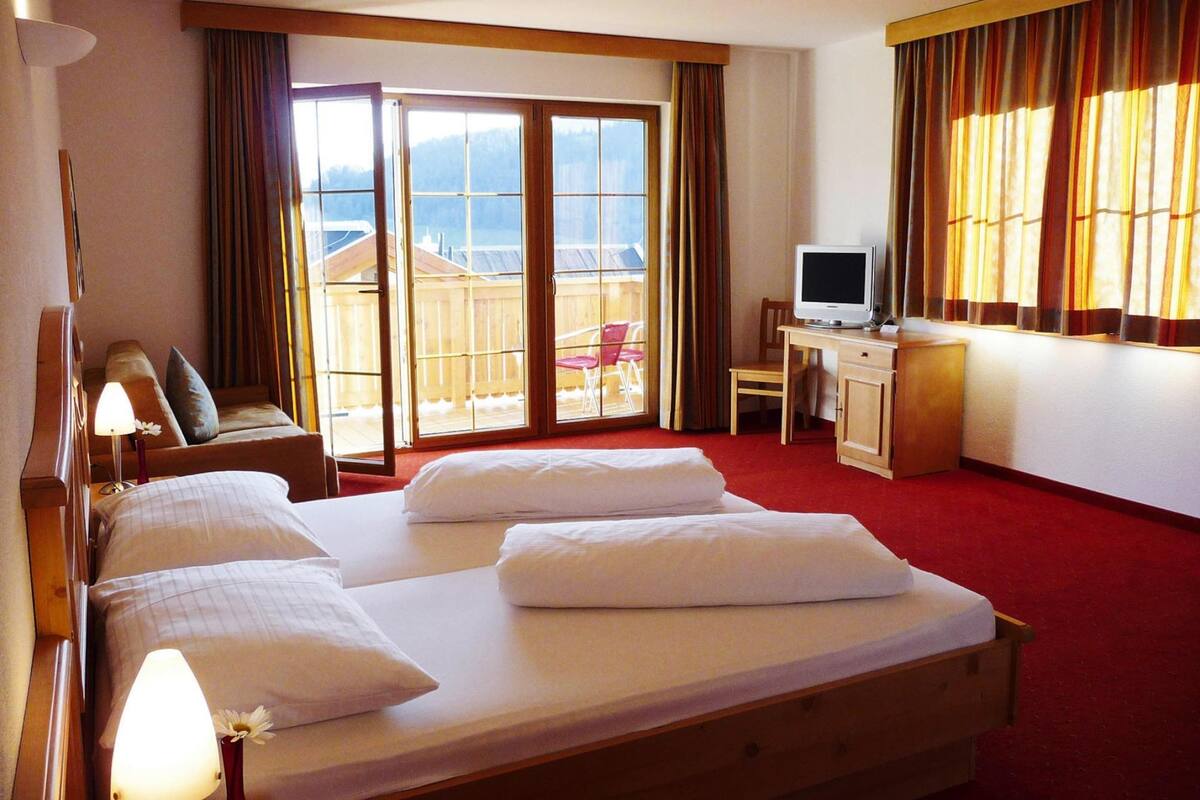6 bedrooms, bed sheets