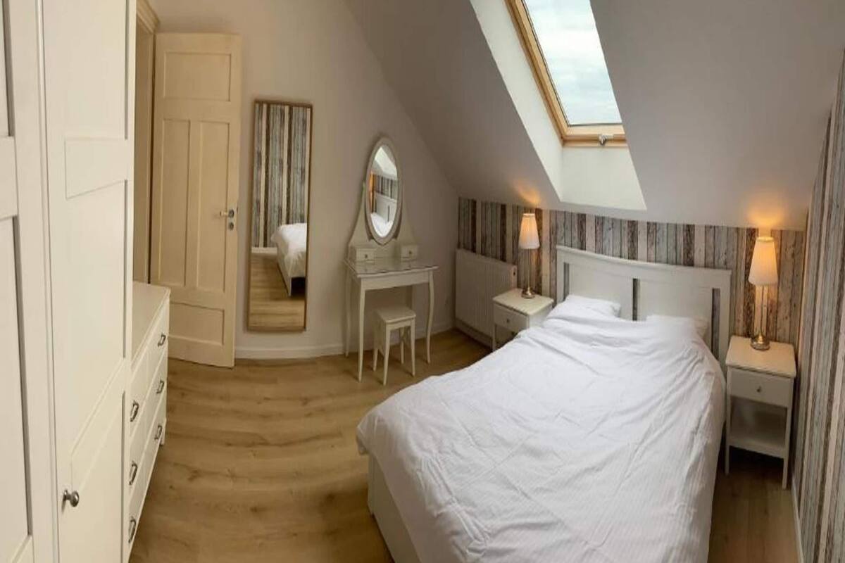 3 bedrooms, individually furnished, iron/ironing board, bed sheets